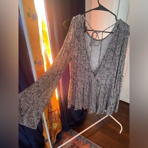 American Eagle Bell Sleeve, Cold Shoulder XL (fits xxl)